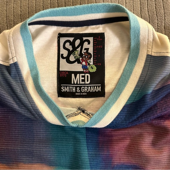 Smith & Graham Graphic V-Neck Shirt Size Medium - Picture 3 of 4